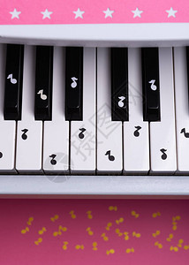 白色玩具钢琴与纸笔记音乐钢琴概念从上面查看白色黑色图片