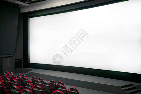 有白色屏幕红色和黑色座位的电影放图片