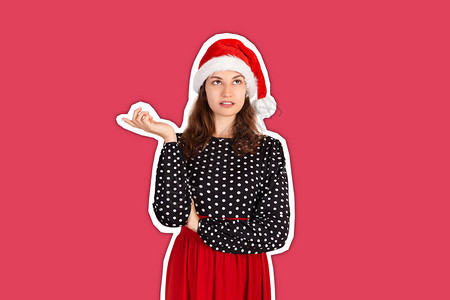 有魅力的女人用食指向上的画像圣诞老人圣诞帽杂志拼贴风格与时尚色彩的情感女背景图片