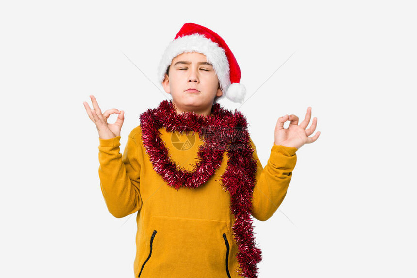 庆祝圣诞节日的小男孩穿着圣塔帽图片