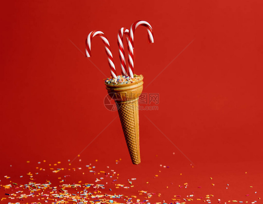 红背景的冰淇淋图片