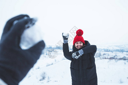 女人扔雪球男人一角观玩得开心点你喜图片