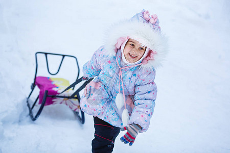 快乐女孩在雪地冬季公图片