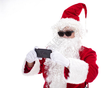 快乐的圣诞老人看智能手机图片