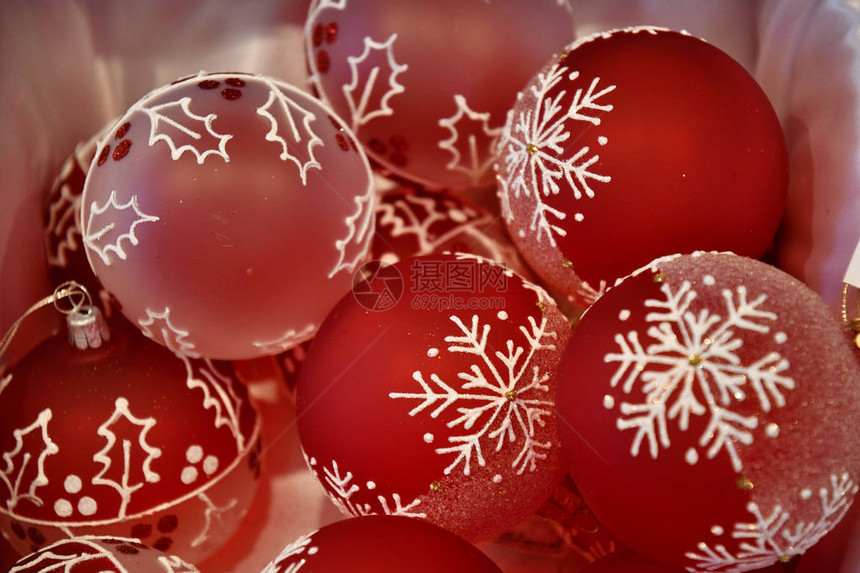 带有白色雪花霜状图案的红色玻璃灯泡快乐和明亮的圣诞树装饰品特写假日圣诞节装饰德国柏林的圣诞市图片