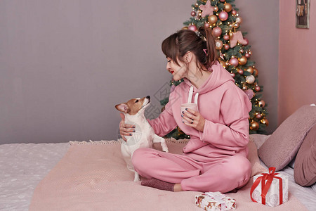 与狗杰克罗素梗犬在圣诞节的女孩圣诞贺卡模板家庭圣诞节圣诞快乐图片