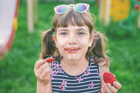 孩子夏天会吃草莓有选择的图片