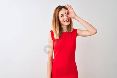 身穿优雅红色连衣裙的红发女商人站在孤立的白色背景上图片