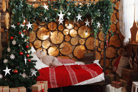 节日圣诞树带红色格子的床和带灯图片