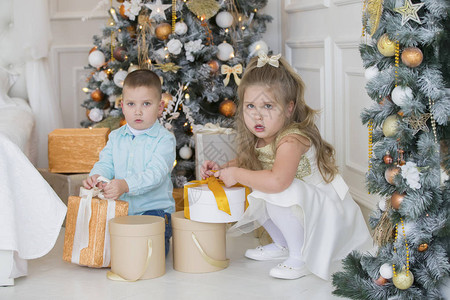 圣诞树上的小孩子带着礼物图片