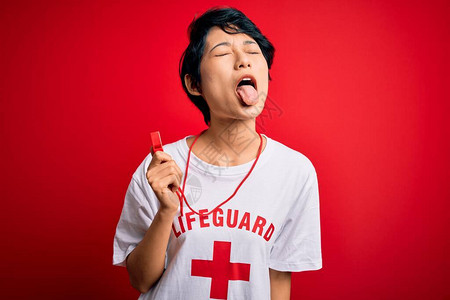 搞笑t恤素材年轻美丽的亚洲救生员女孩穿着带红十字的背景