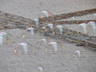 漂浮在城市中的肥皂泡泡图片
