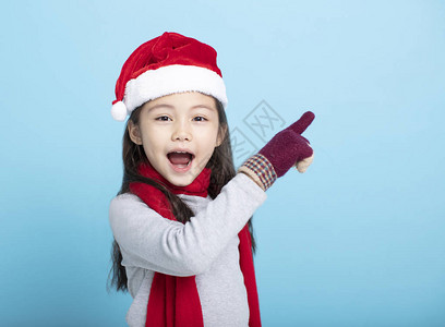 戴着圣诞老人帽子的快乐小女图片