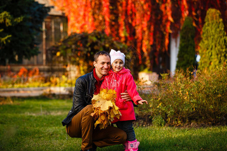 快乐的年轻父亲和女儿在秋图片