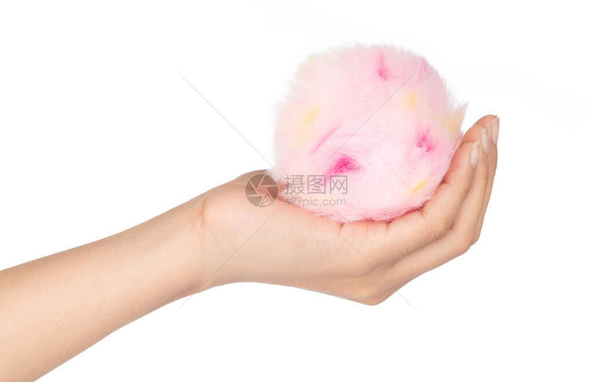 手拿着孤立在白色背景上的粉红色毛皮球图片