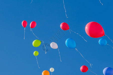气球飞向蓝天图片