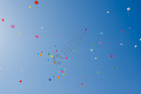 气球飞向蓝天背景图片