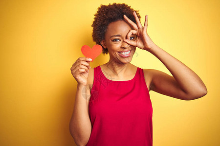 非洲裔美国女人拿着浪漫的纸心图片
