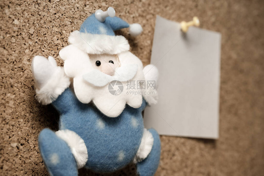 圣诞老人玩具在墙上和贴纸上的标语不专图片