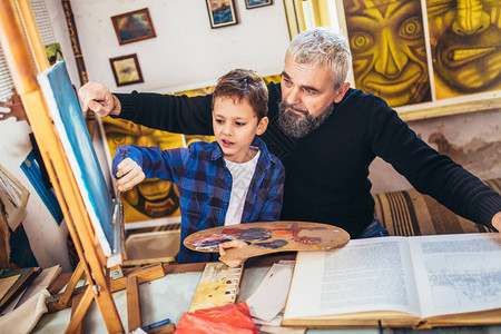 父亲和儿子在艺术工作室一图片
