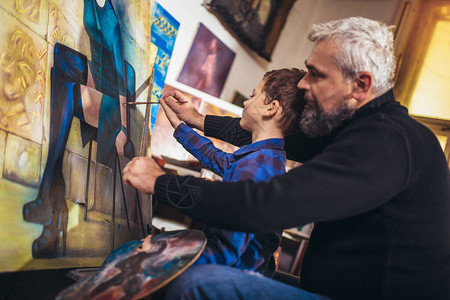父亲和儿子在艺术工作室一图片