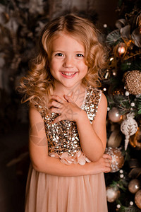 圣诞节的可爱小女孩图片