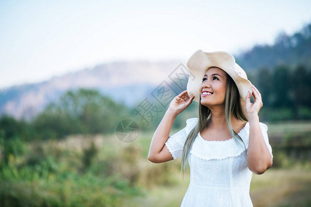 戴帽子的女士在图片