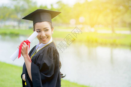 快乐毕业的女学生祝贺研究生教育成图片