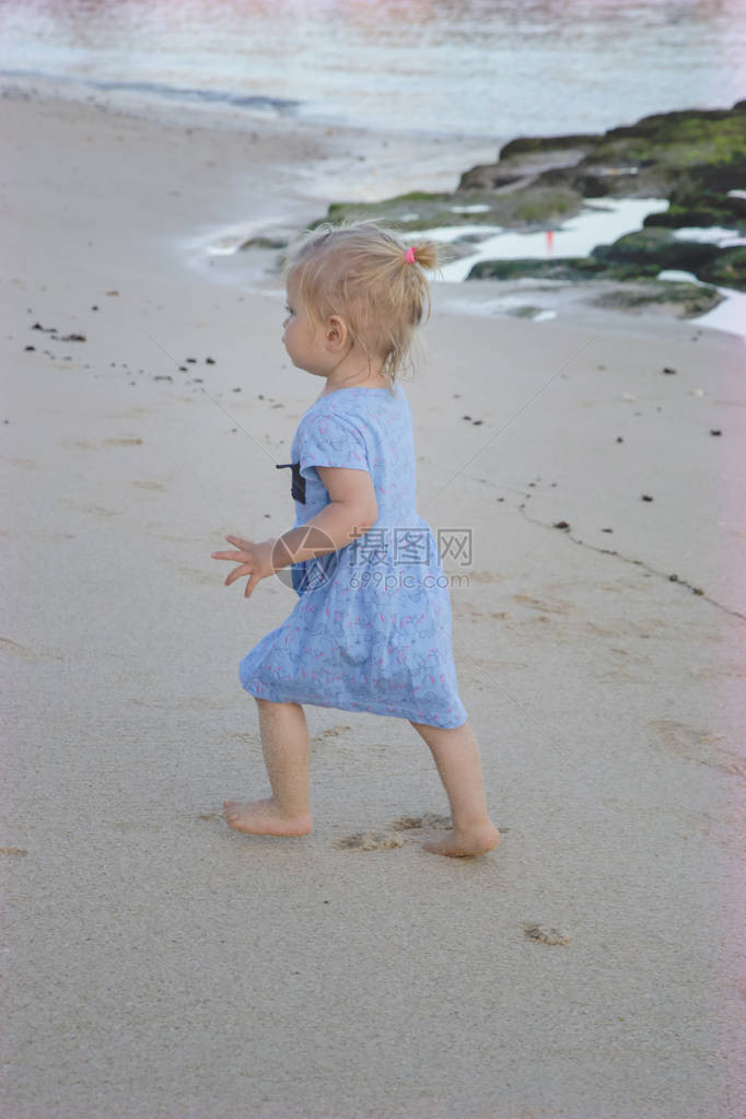 一个快乐的幼儿在海滩上享受一图片