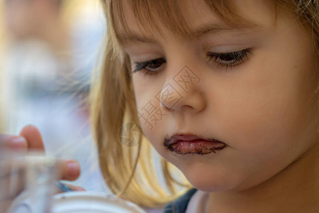 小女孩从杯子里吃冰淇淋图片