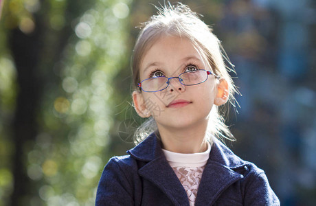 一个戴眼镜的可爱小女孩的肖像图片