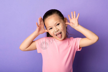 小亚洲女孩露出舌头图片