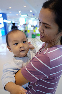 亚洲男孩有strabismus和母亲图片