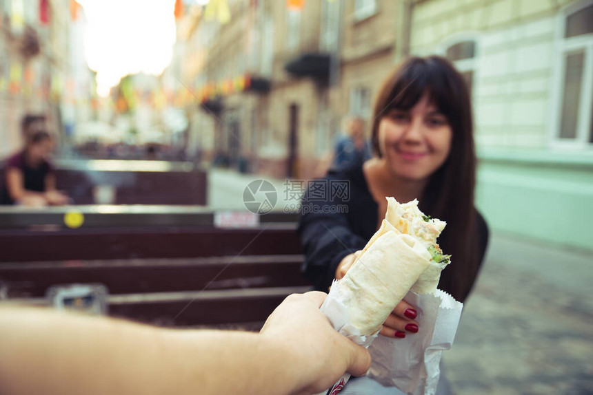 在户外吃快餐的年轻情侣图片