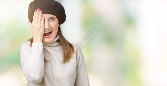中年女性穿着冬季毛衣和贝雷帽图片