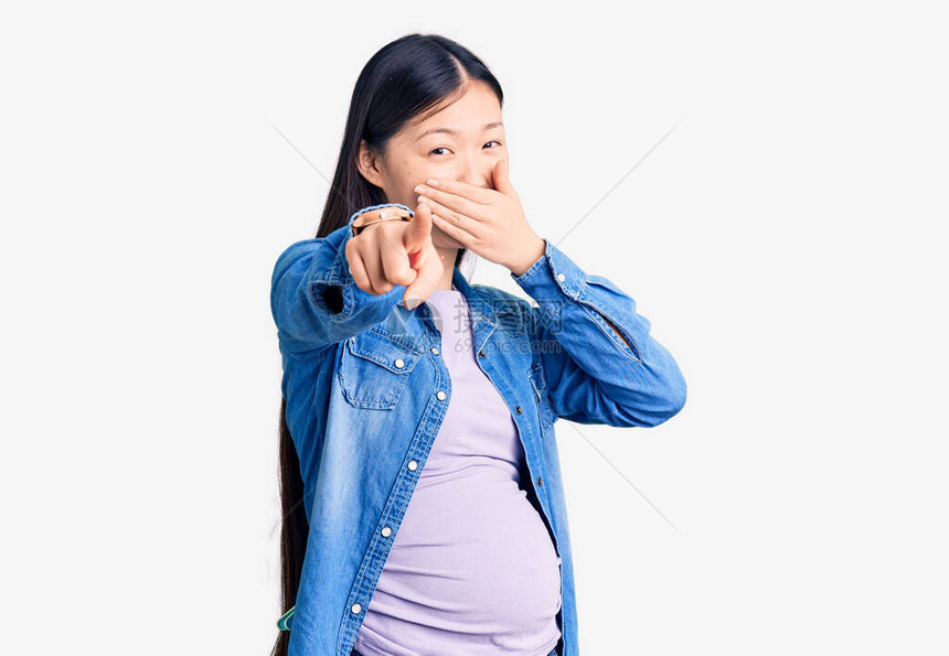 年轻漂亮的孕妇怀孕期待婴儿嘲笑你图片