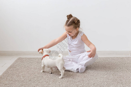狗宠物和儿童概念小女孩与可爱的小狗图片