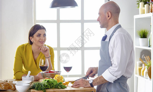 一起在厨房做饭的夫妻图片