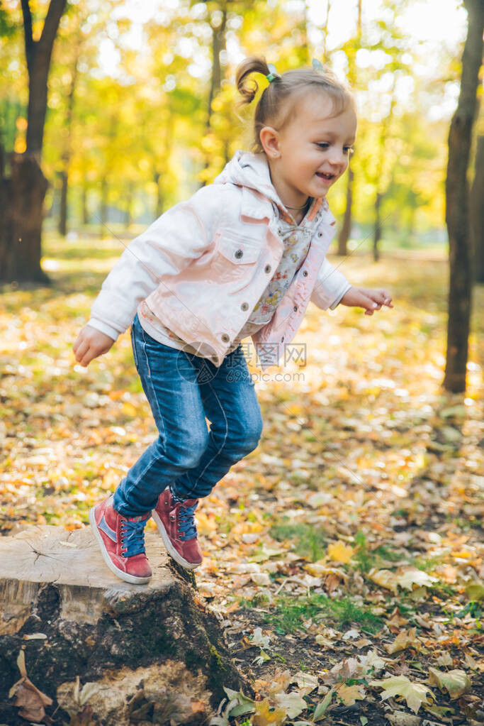 秋天城市公园秋季天的金发小女孩图片