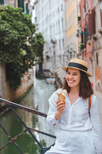 夏日热天在市街上吃冰淇淋的女士图片