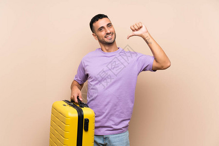 一个人在孤立的背景上拿着一个手提箱骄傲图片