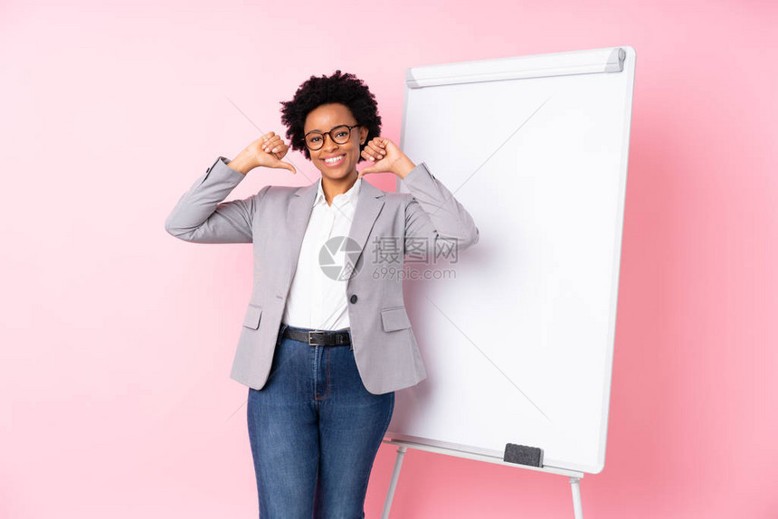 非洲女商人在白板上发表演讲讨论孤立的粉红背景骄傲自满和足于自图片