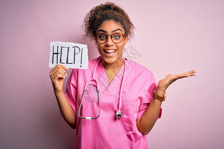 非洲裔美国医生女孩穿着医疗制服和听诊器拿着帮助纸非常高兴和奋图片