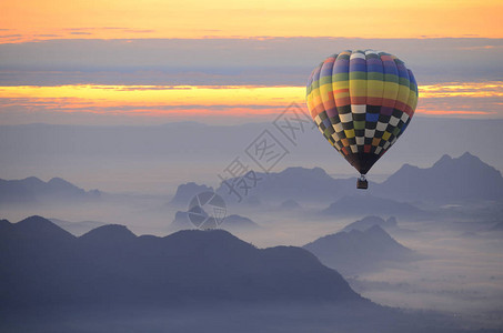 热气球在雾海上空图片