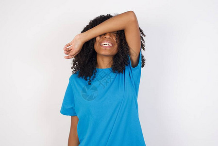 长着卷发的非洲青年妇女穿着轻便蓝衬衫图片