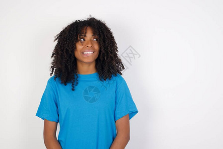 一头卷发的非洲年轻女穿着休闲的蓝色衬衫图片