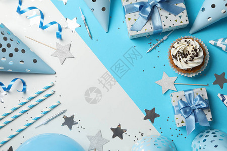 纸杯蛋糕和生日附件的构成图片