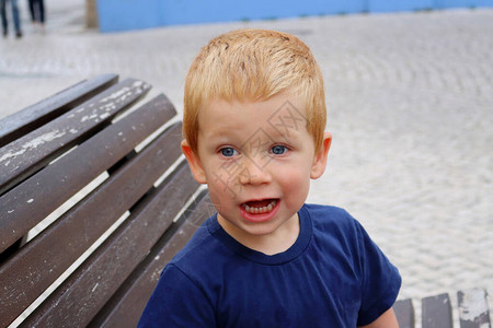 一个迷人的金发男孩的画像一个三岁的男孩张开嘴微笑图片
