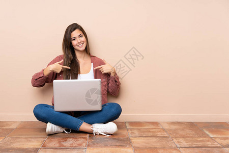 年轻女生坐在地板上图片
