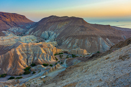 俯视以色列南部死海的犹太山上多彩图片